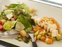 Grillade pilgrimsmusslor med avokadosalsa och sallad